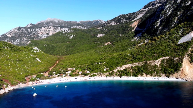 航空。前视图。美丽的夏天海景。希腊埃维亚岛美丽的海滩。海湾与绿松石，蓝色的水之间的山视频素材