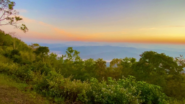 太阳从山顶升起视频素材