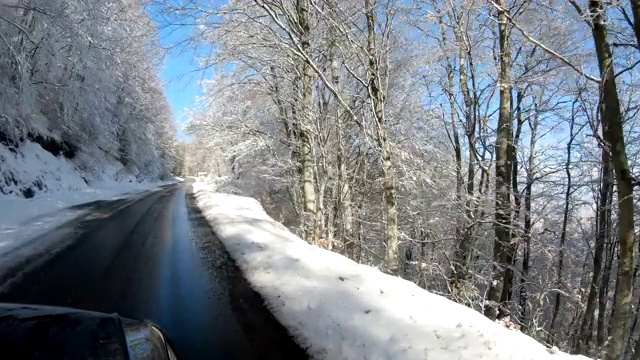 在白雪覆盖的空旷道路上行驶。美丽的冬季季节背景视频素材