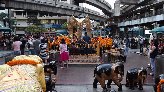 在曼谷市中心的埃里万神殿中，供奉着祭品视频素材