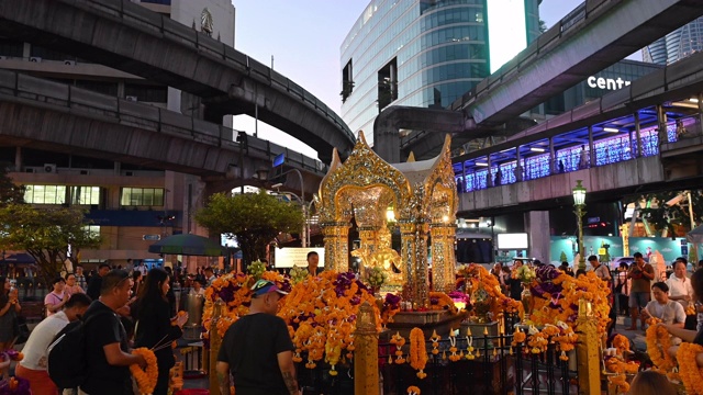 在曼谷市中心的埃里万神殿中，供奉着祭品视频素材