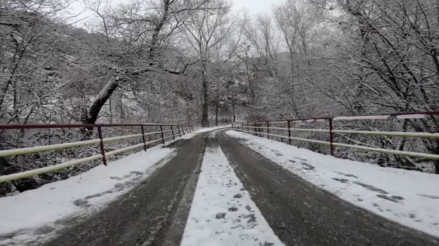 冬天在雪地上开车视频素材