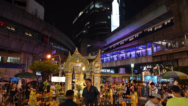 在曼谷市中心的埃里万神殿中，供奉着祭品视频素材