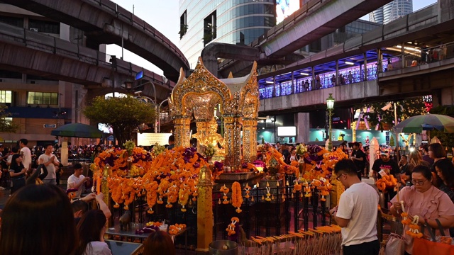 在曼谷市中心的埃里万神殿中，供奉着祭品视频素材