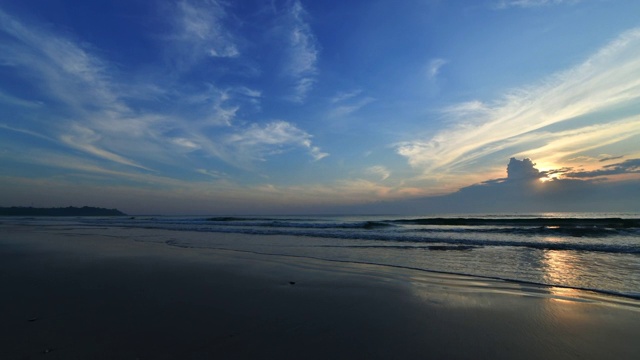 泰国南部，日出时美丽的天空和大海视频素材