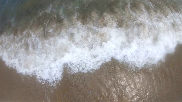 海浪拍打在岛上，慢镜头视频素材