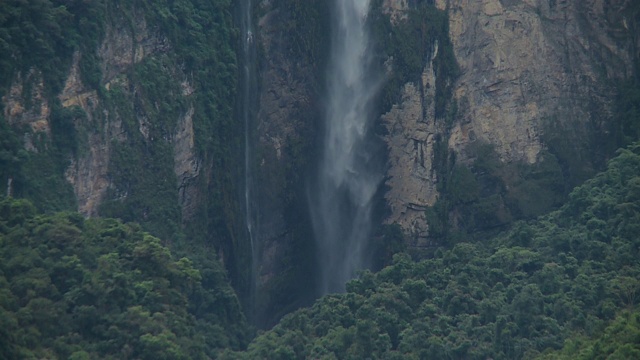 山墙上的瀑布视频素材