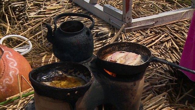 在锅中烹饪食物和酱汁视频素材