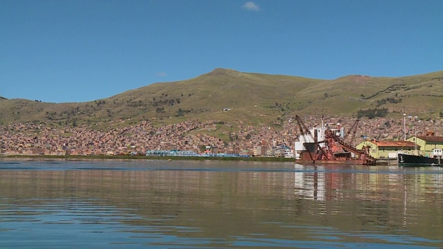 Puno船坞和城市景观，Titicaca，秘鲁视频素材