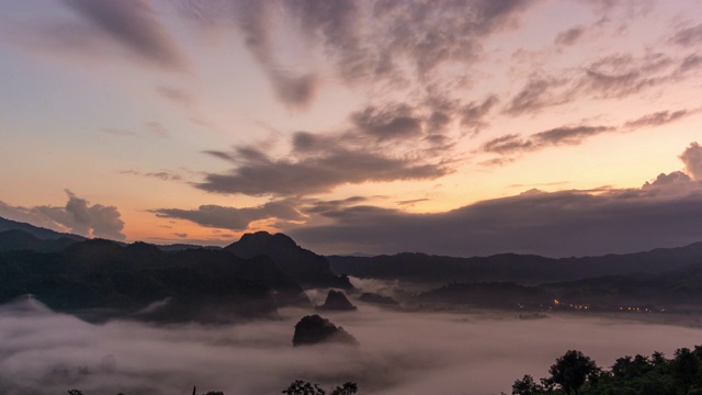 在泰国法尧省的福兰卡，东部的晨雾看到了移动的橙色云击中了太阳。视频素材