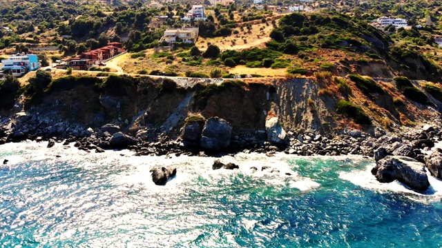 航空。从以上观点。美丽的夏天海景。希腊埃维亚岛的岩石海滩视频素材