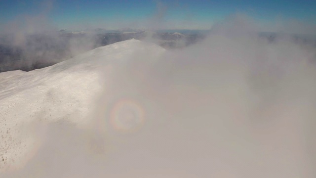 美丽的冬季空中飞行越过山脉视频素材