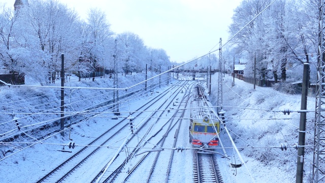 郊区客运列车在雪天发车视频素材