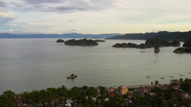 海边的小镇。海景与岛屿在傍晚，俯视图视频素材