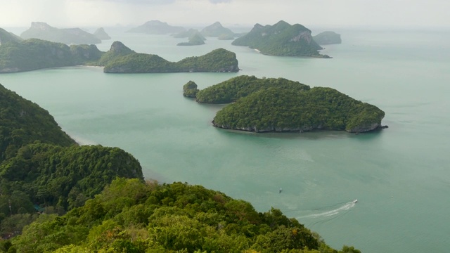 鸟瞰图鸟瞰图的海洋岛屿在昂通国家海洋公园附近的旅游天堂苏梅岛热带度假胜地。泰国湾的群岛。田园诗般的自然背景视频素材