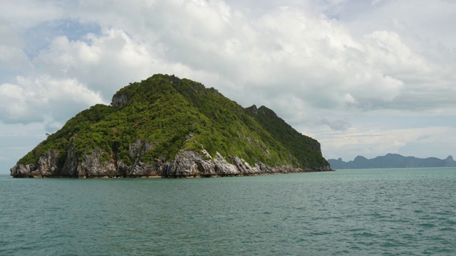 一组海岛在昂通国家海洋公园附近的苏梅岛天堂热带旅游胜地。泰国湾的群岛。田园诗般的绿松石海洋自然背景与复制空间视频素材