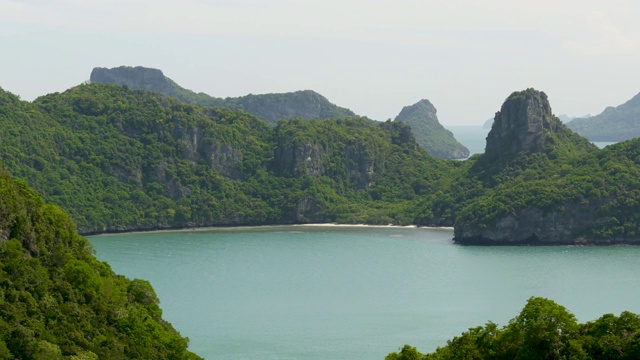 鸟瞰图鸟瞰图的海洋岛屿在昂通国家海洋公园附近的旅游天堂苏梅岛热带度假胜地。泰国湾的群岛。田园诗般的自然背景视频素材