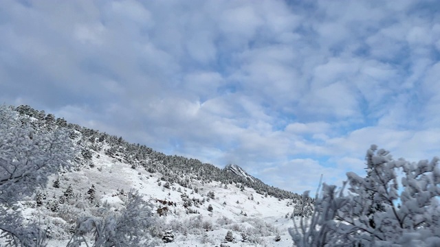 科罗拉多州博尔德市附近新下的雪覆盖了大地视频素材