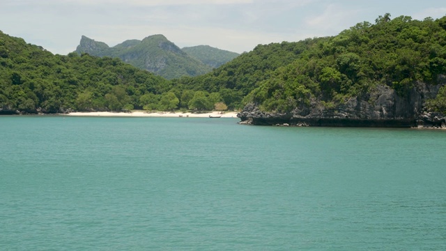 一组海岛在昂通国家海洋公园附近的苏梅岛天堂热带旅游胜地。泰国湾的群岛。田园诗般的绿松石海洋自然背景与复制空间视频素材