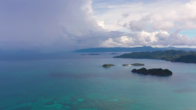 海上乌云密布。云和岛屿的海景。Caramoan群岛、菲律宾视频素材