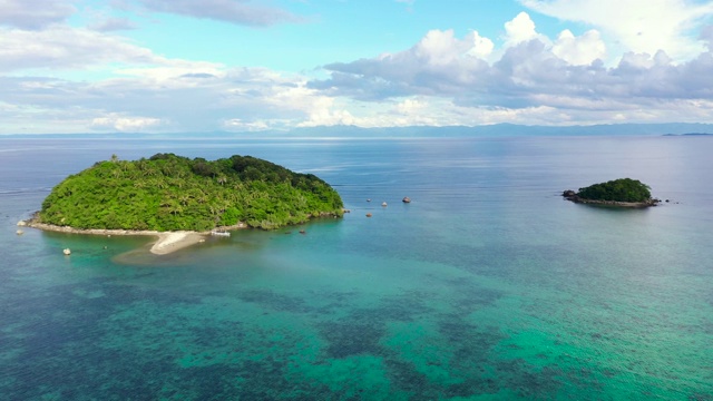 海景，美丽的天空和岛屿。热带岛屿，俯视图。绿松石海洋和珊瑚礁视频素材