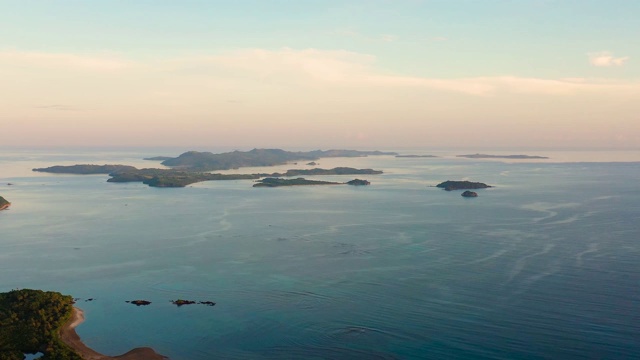 海景，早晨的岛屿。热带岛屿的日出。Caramoan群岛、菲律宾视频素材