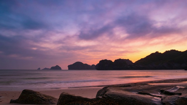 时间流逝卡特巴热带海滩在日落天空戏剧性，长曝光模糊运动云和波浪视频素材