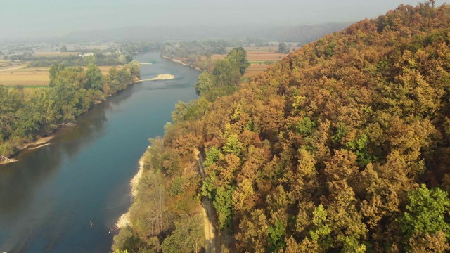 秋色的河岸边，雾蒙蒙的早晨视频素材