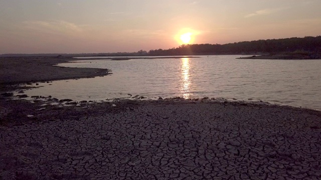 鸟瞰图拍摄。气候变化和干旱土地，水危机和全球变暖视频素材