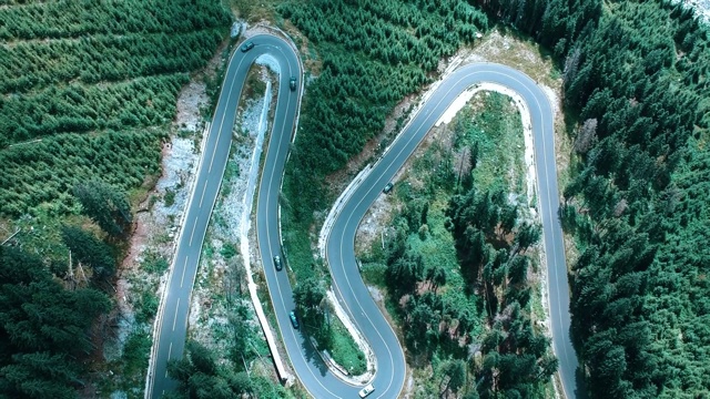 有危险弯道的路。汽车在穿过山区的道路上转弯。视频素材