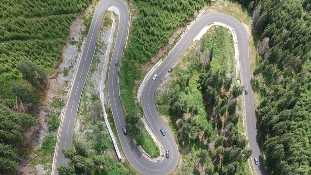 汽车在弯道危险的路上行驶。这条路的名字叫Transalpina。鸟瞰图。视频素材