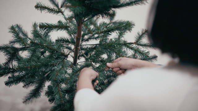 手女人装饰圣诞树视频素材