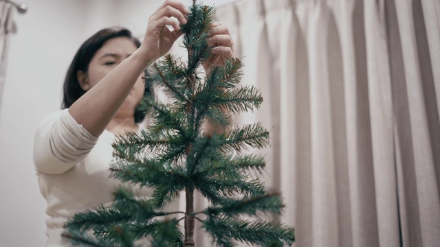 亚洲女性装饰圣诞树视频素材