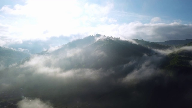 山上云层的鸟瞰图视频素材