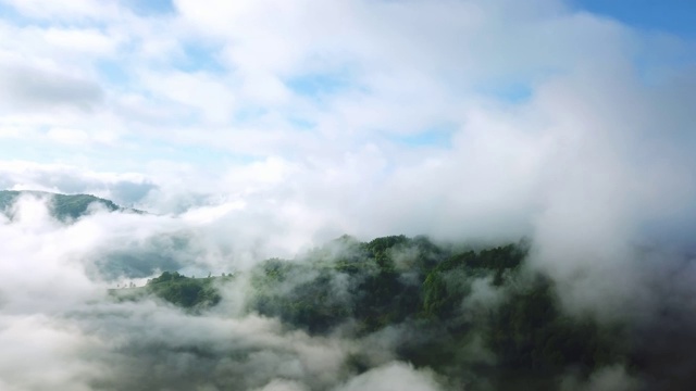 山上云层的鸟瞰图视频素材