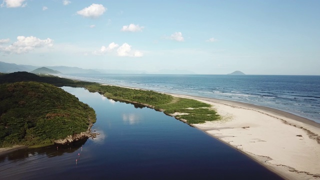 巴西Bertioga的一条河流入海视频素材