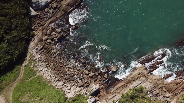 巴西Bombinhas, Sepultura海滩，海浪拍打着岩石视频素材