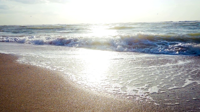 美丽的海冲浪慢动作视频从沙滩夏季海景视图视频素材