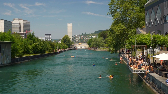 苏黎世市中心阳光明媚的夏日河流游泳区慢镜头全景4k瑞士视频素材