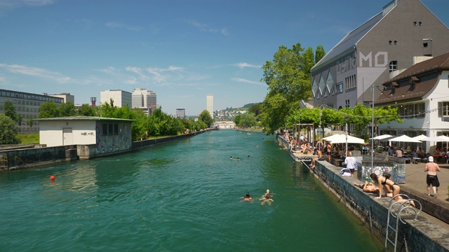 苏黎世市阳光明媚的夏日，市中心河游泳广场桥全景4k瑞士视频素材