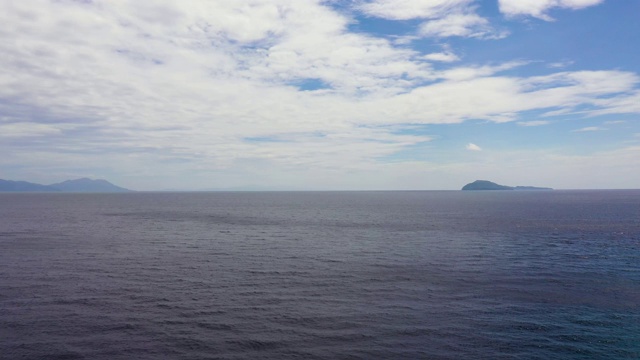 远处有岛屿的海景。蓝色的大海和天空与云，从无人机观看视频素材