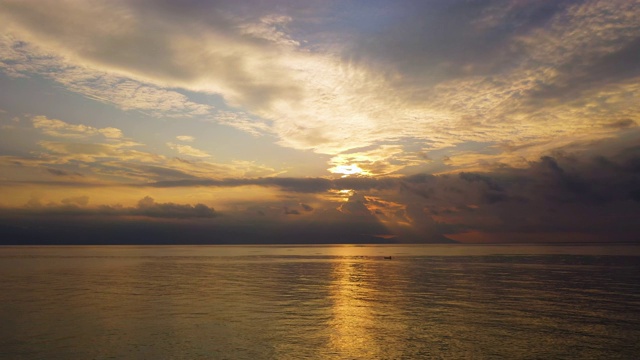 全景日出，天空和热带海洋视频素材