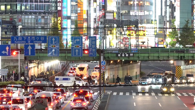 通往新宿区的4K视频路，夜间有火车经过。视频素材