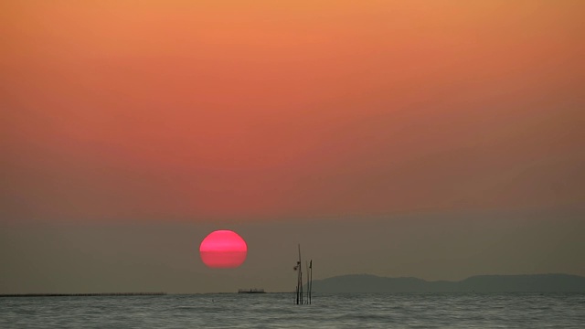 夕阳红天空渔船路过时间流逝剪影岛屿时间流逝视频素材