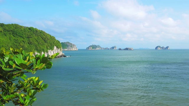 时光流逝:越南著名旅游胜地吉巴岛下龙湾。风景优美，蓝天白云，石灰岩山峰耸立于大海的地平线上。视频素材