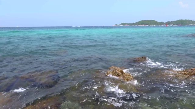 风景景观koh larn岛受欢迎的热带海滩在一个炎热的天气和晴朗的一天在芭堤雅市春武里省泰国。视频素材