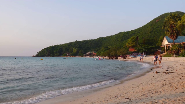 风景景观koh larn岛受欢迎的热带海滩在一个炎热的天气和晴朗的一天在芭堤雅市春武里省泰国。视频素材