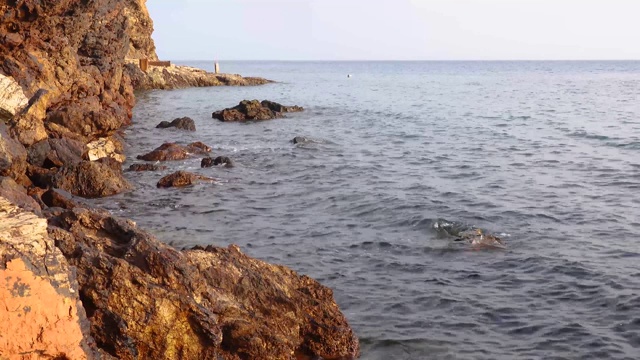 海边的日落。美丽的大海和天空的背景。惊人的海上日落。清洁海岸和大海。世界上最好的岛屿。自然日落景观视频素材