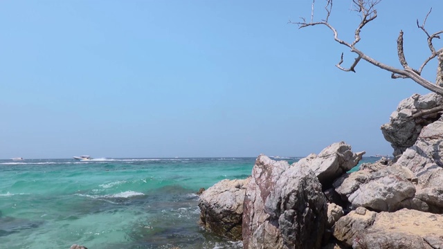 风景景观koh larn岛受欢迎的热带海滩在一个炎热的天气和晴朗的一天在芭堤雅市春武里省泰国。视频素材