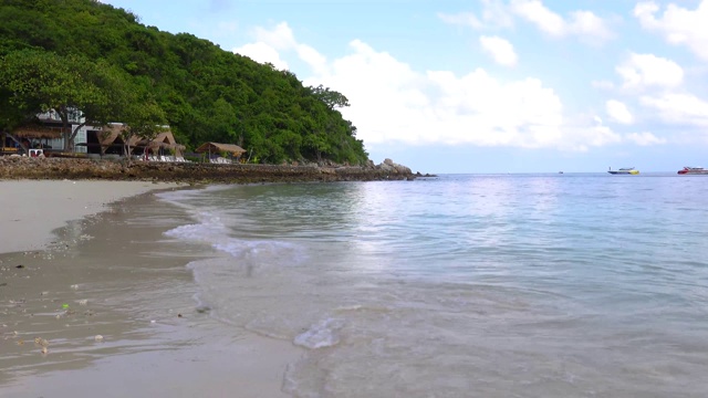 风景景观koh larn岛受欢迎的热带海滩在一个炎热的天气和晴朗的一天在芭堤雅市春武里省泰国。视频素材